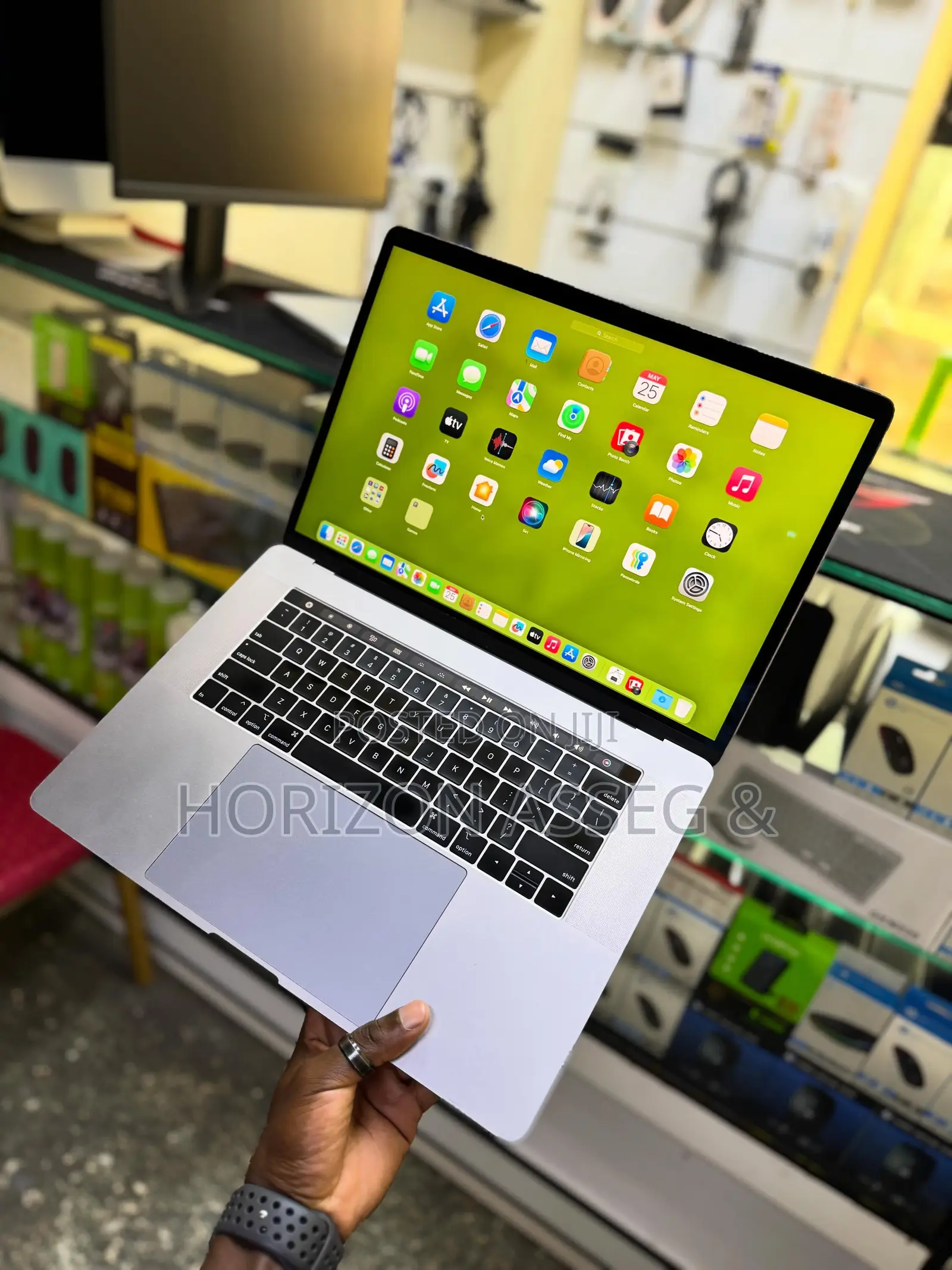 New Laptop Apple MacBook Pro 2018 16GB Intel Core i5 SSD 512GB