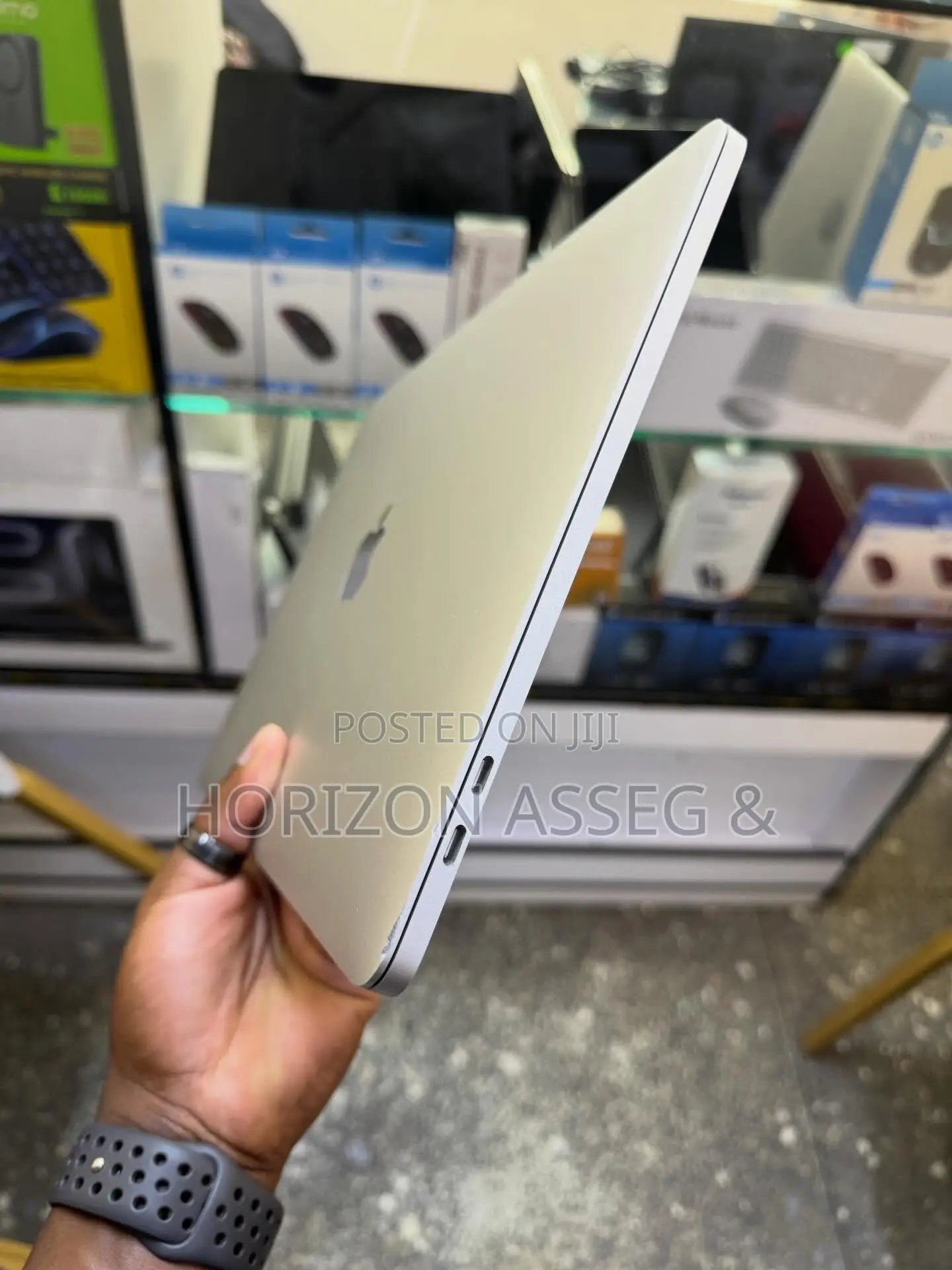 New Laptop Apple MacBook Pro 2018 16GB Intel Core i9 SSD 512GB