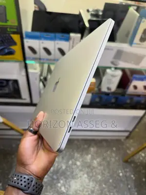 New Laptop Apple MacBook Pro 2018 16GB Intel Core i9 SSD 512GB
