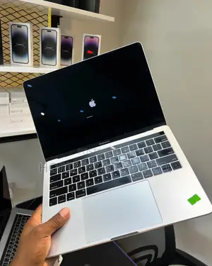 New Laptop Apple MacBook Pro 2018 8GB Intel Core i5 SSD 256GB