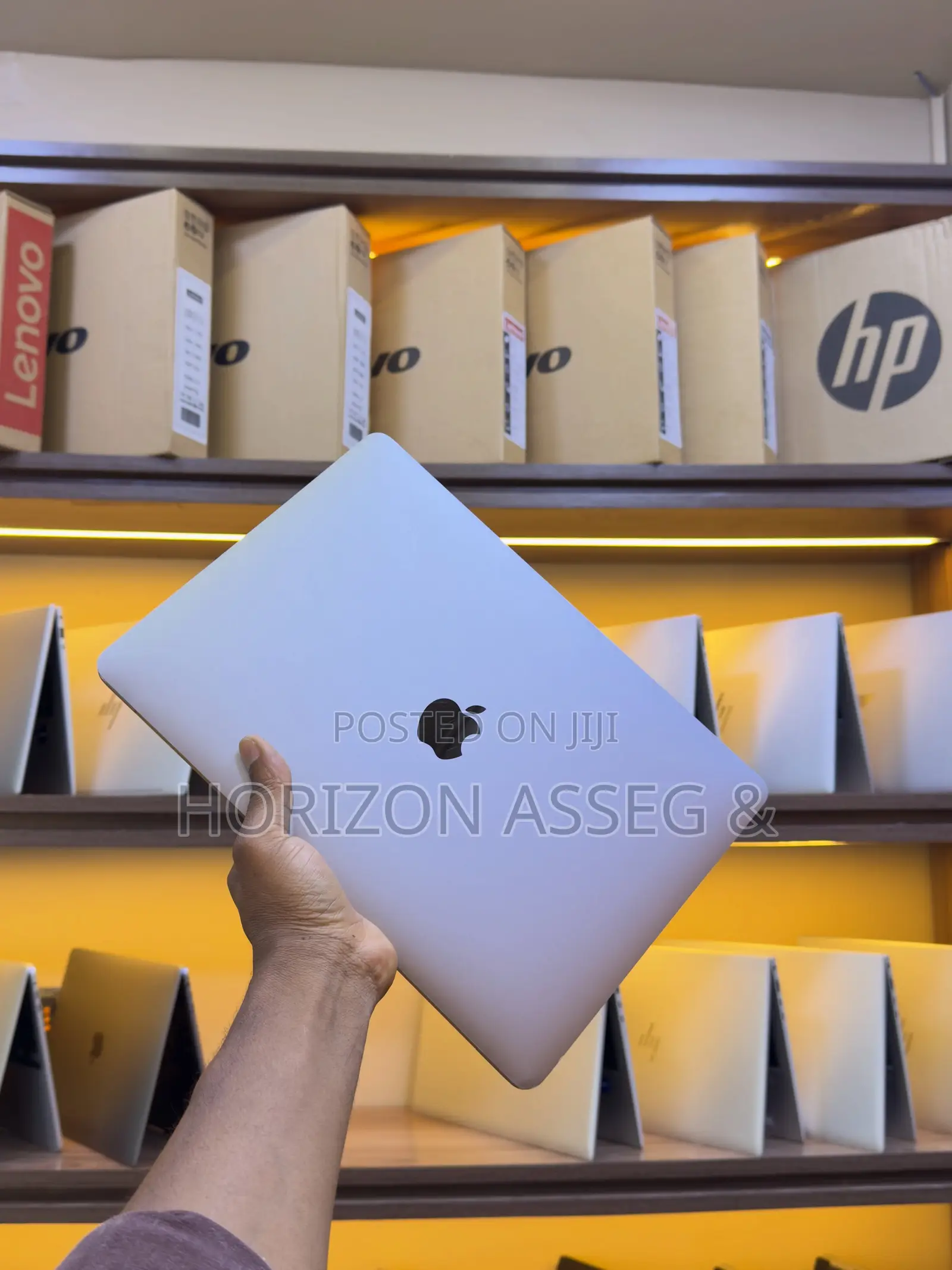 New Laptop Apple MacBook Pro 2019 8GB Intel Core i5 SSD 256GB