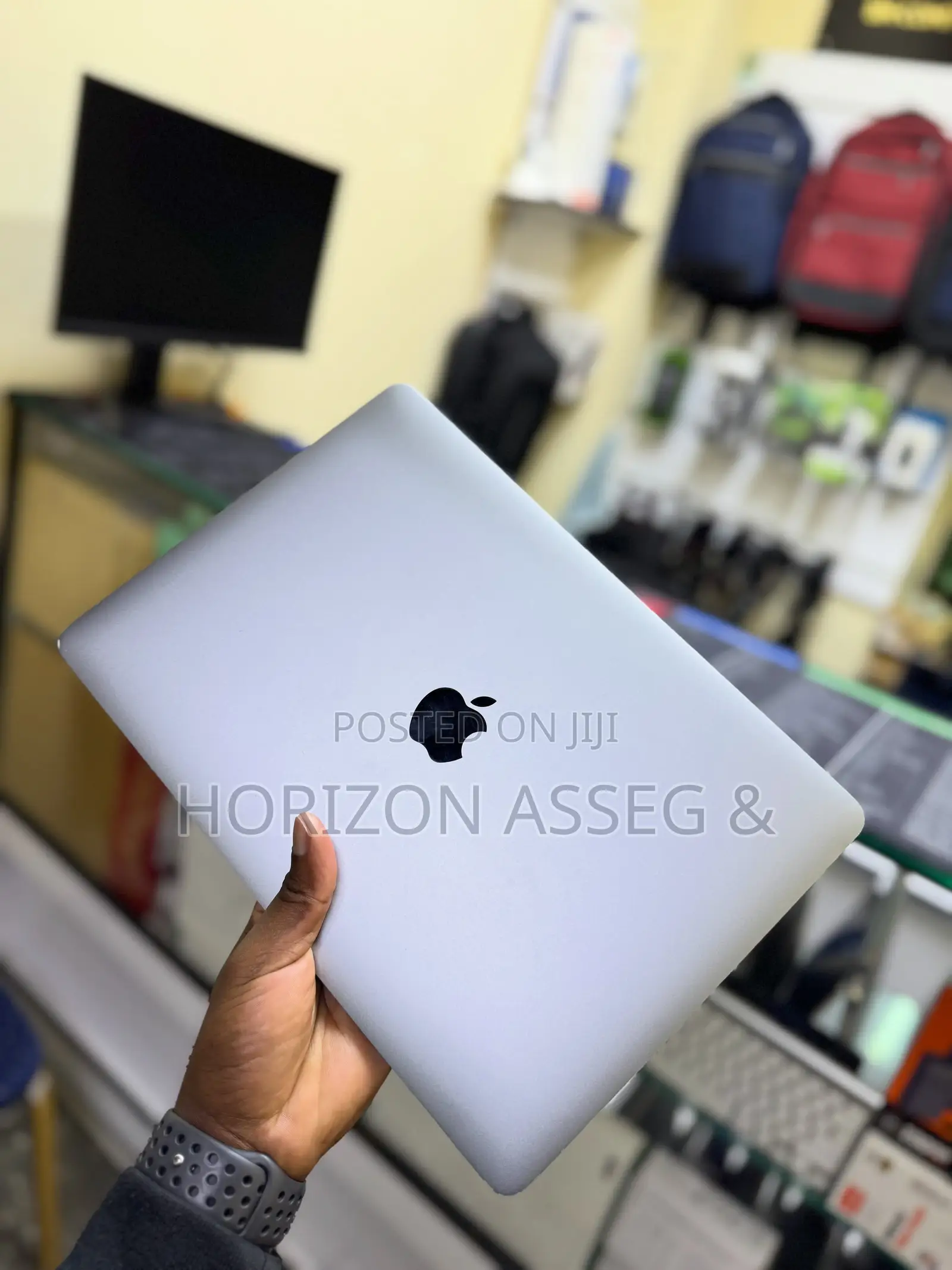 New Laptop Apple MacBook Pro 2019 8GB Intel Core i7 SSD 256GB