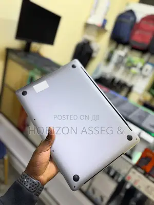 New Laptop Apple MacBook Pro 2019 8GB Intel Core i7 SSD 256GB