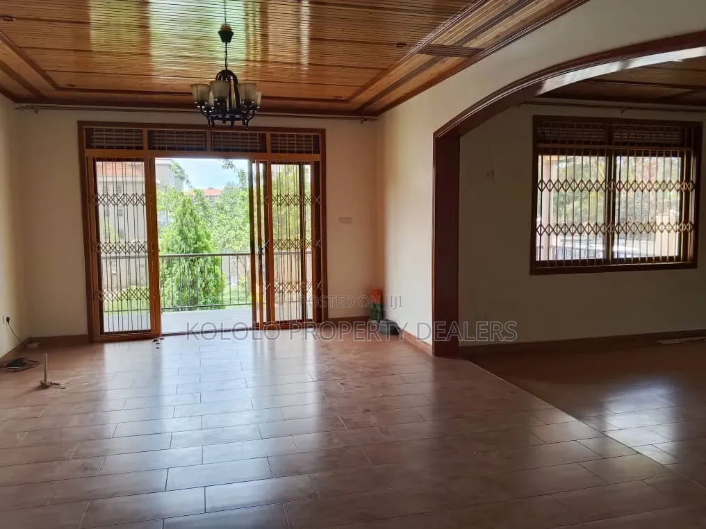 8bdrm Mansion in Bunga, Central Division for sale