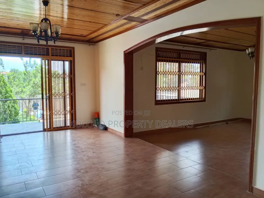 8bdrm Mansion in Bunga, Central Division for sale