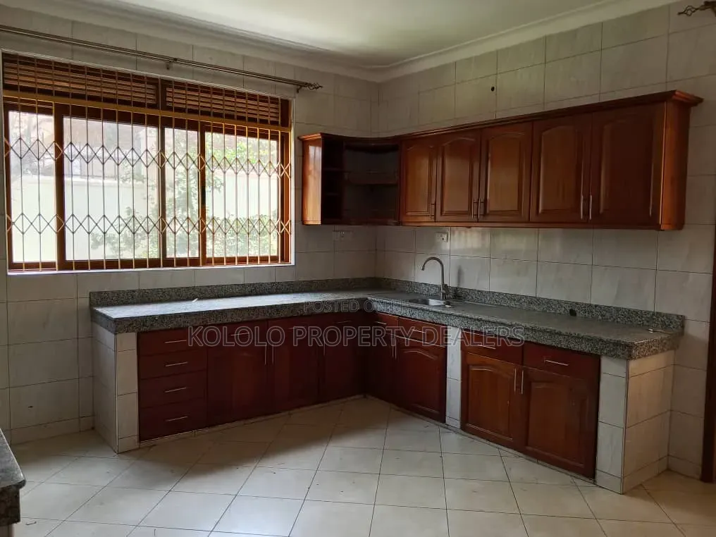 8bdrm Mansion in Bunga, Central Division for sale