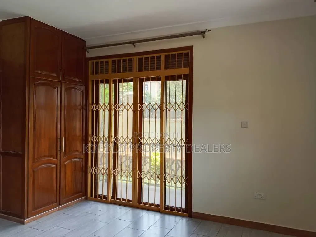 8bdrm Mansion in Bunga, Central Division for sale