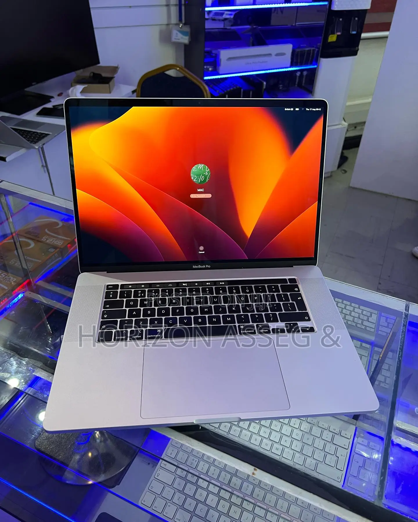 New Laptop Apple MacBook Pro 2019 8GB Intel Core i7 SSD 256GB