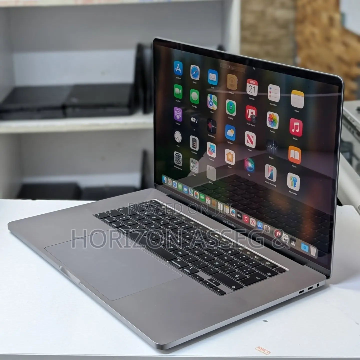 New Laptop Apple MacBook Pro 2019 16GB Intel Core i9 SSD 512GB