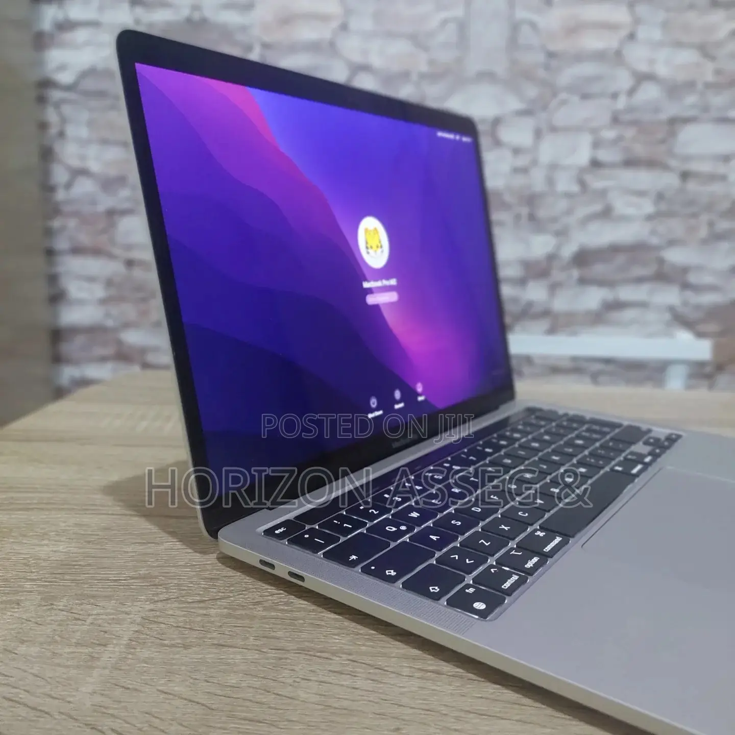 New Laptop Apple MacBook Pro 2022 M2 8GB Intel Core i5 SSD 256GB