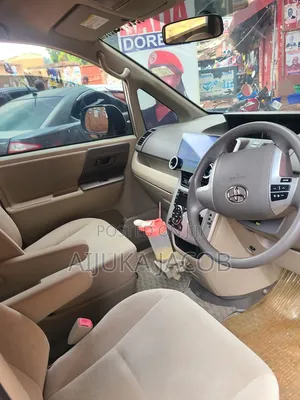 Toyota Noah 2010 Gold