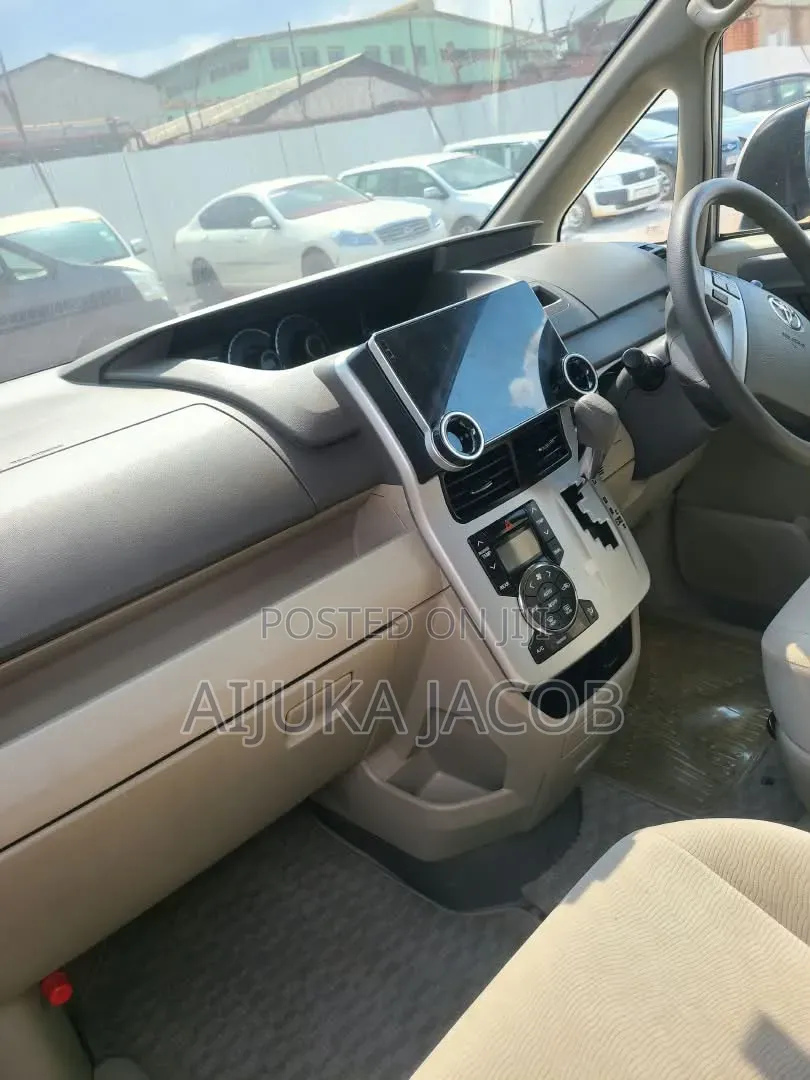 Toyota Noah 2010 Gold