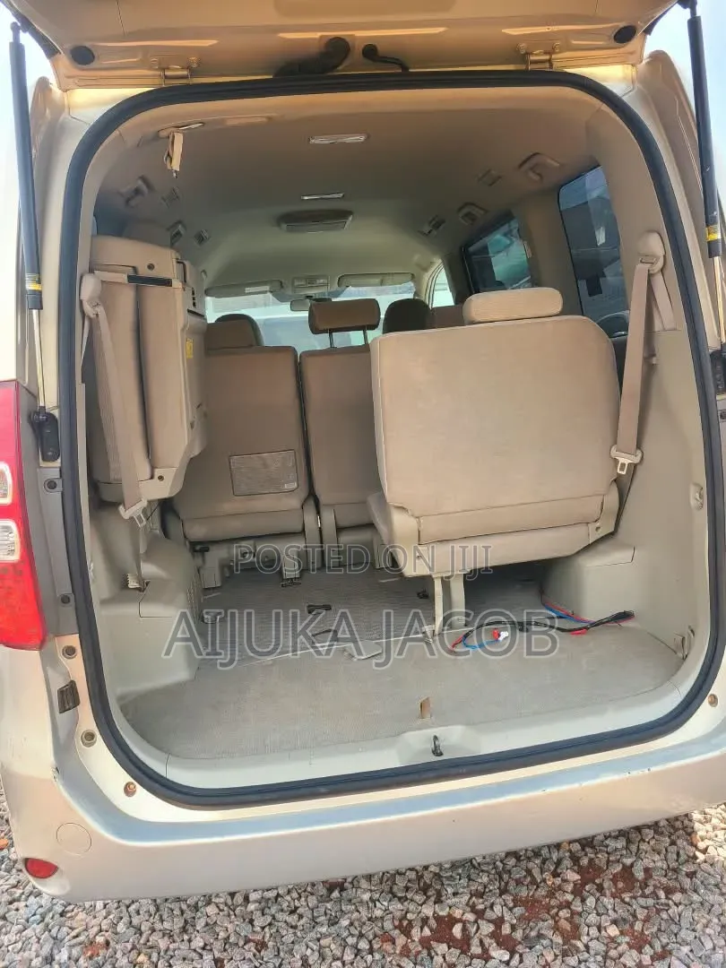 Toyota Noah 2010 Gold