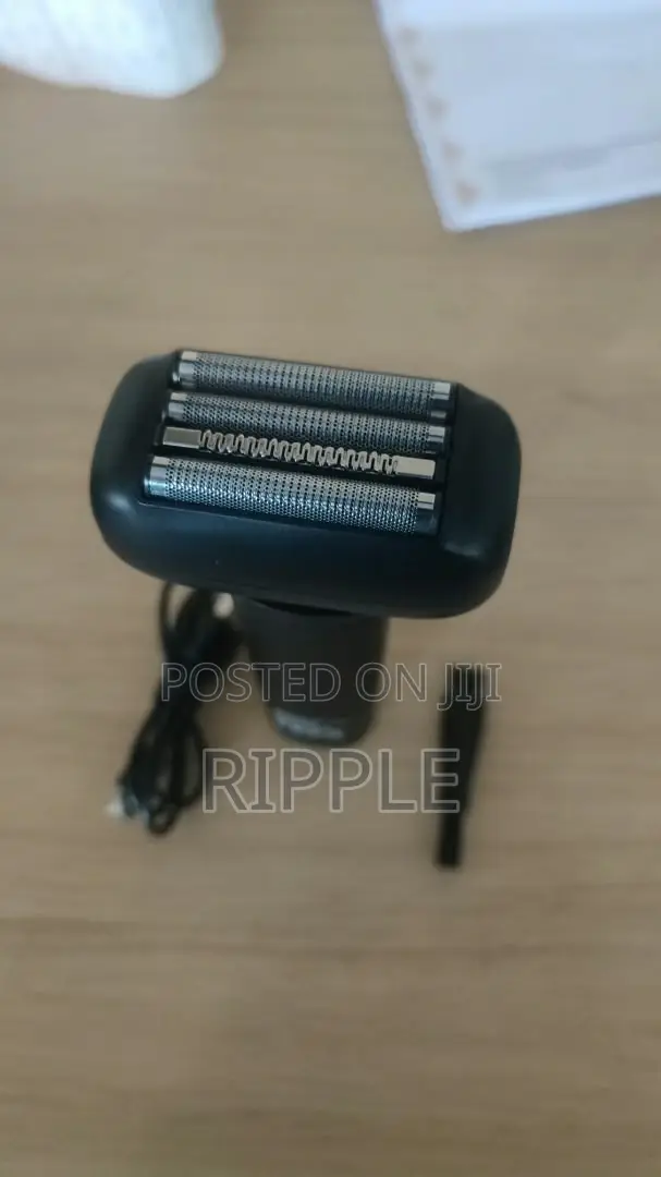Rechargeable Electric Shaver – 4-Blade Waterproof Razor