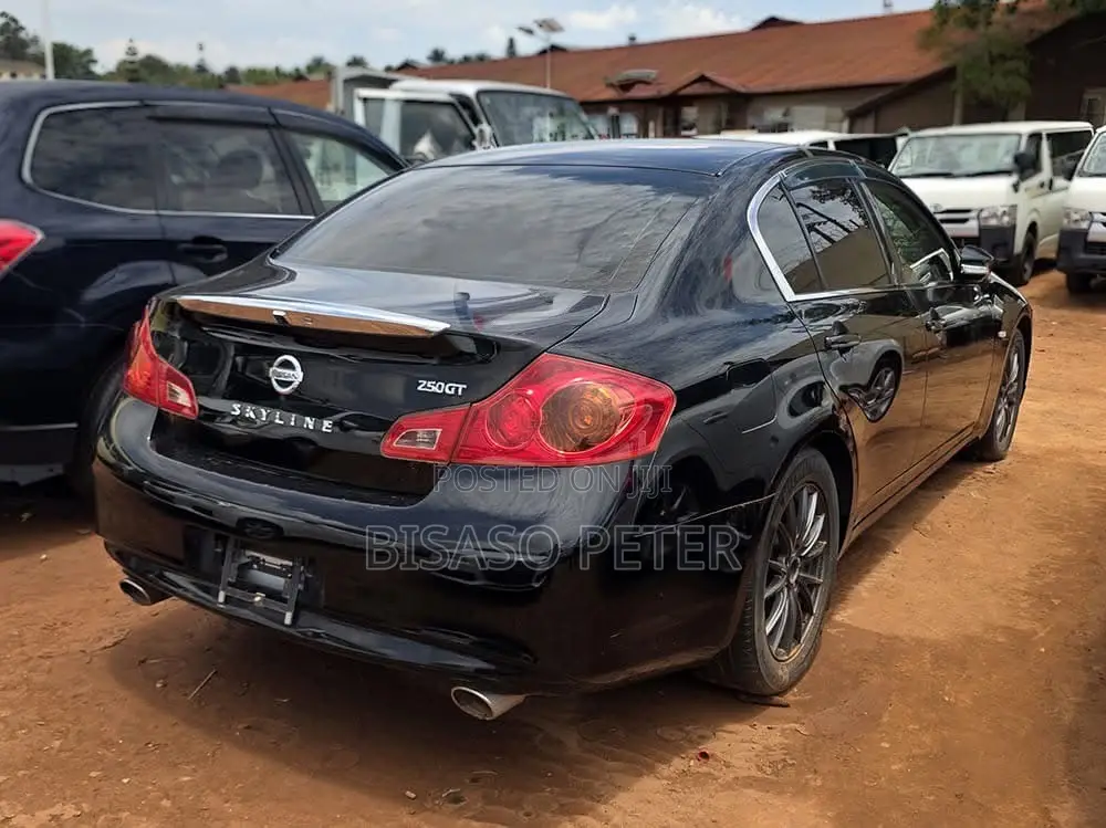 Nissan Skyline 2013 Black