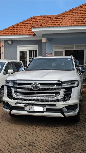 Toyota Land Cruiser LC300 2023 White