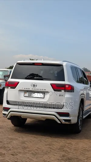 Toyota Land Cruiser LC300 2023 White