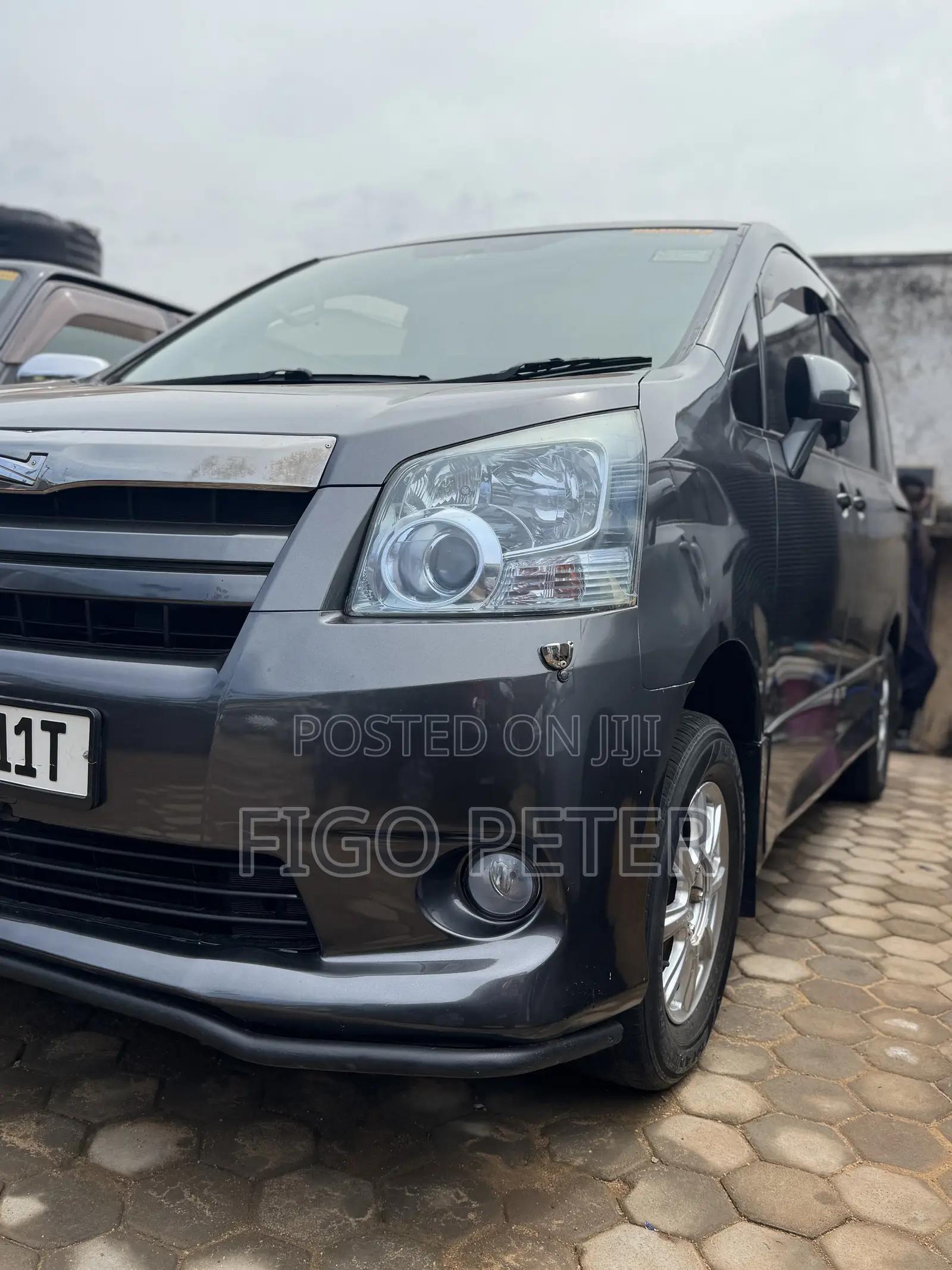 Toyota Noah 2009 Gray