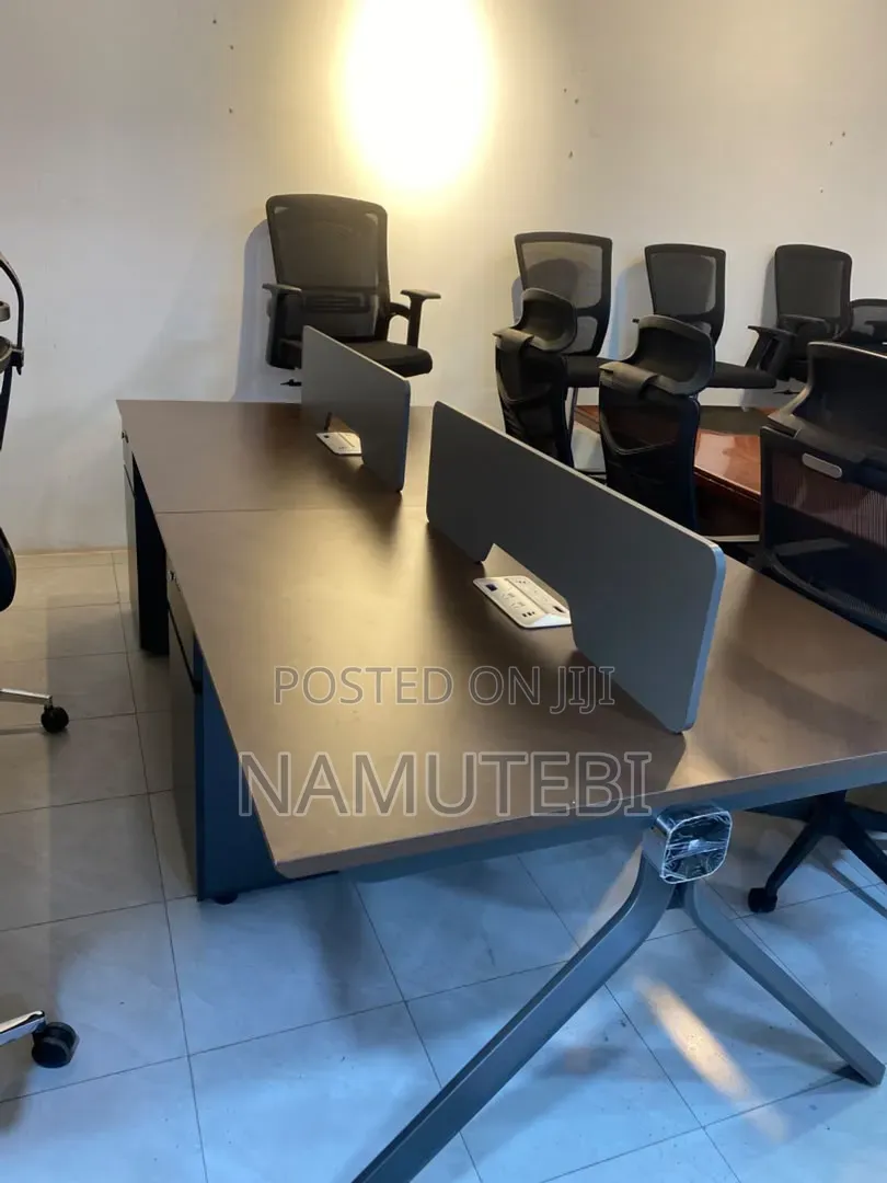 4 Seater Modern Office Workstation Table