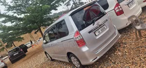 Toyota Noah 2.0 143hp AWD (8 Seater) 2011 Silver