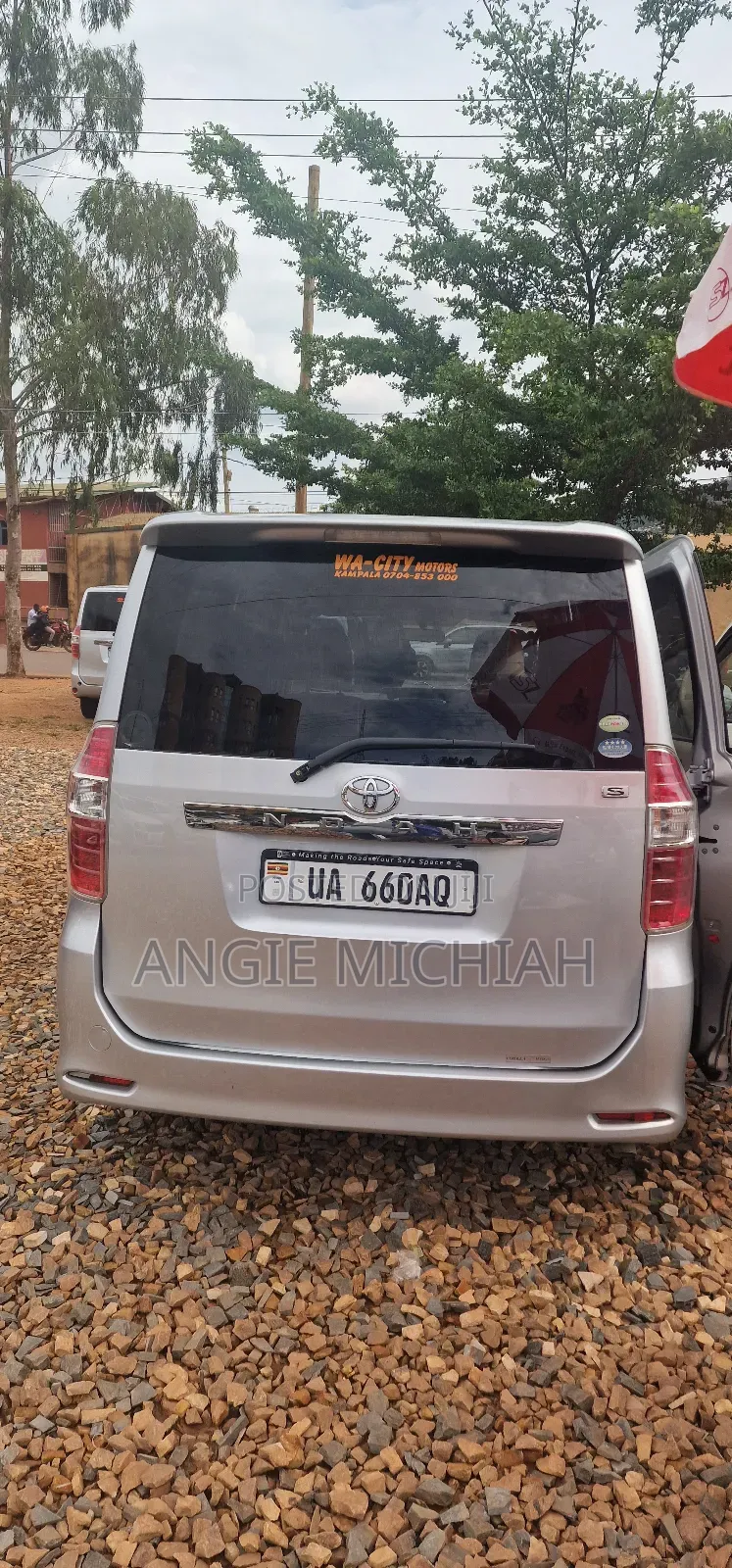 Toyota Noah 2.0 143hp AWD (8 Seater) 2011 Silver