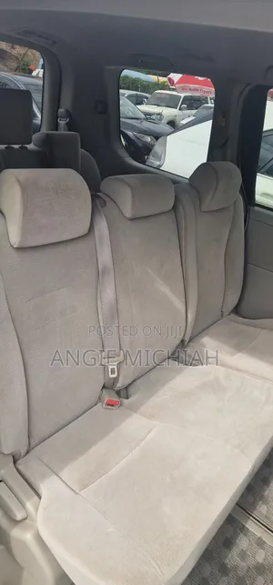 Toyota Noah 2.0 143hp AWD (8 Seater) 2011 Silver