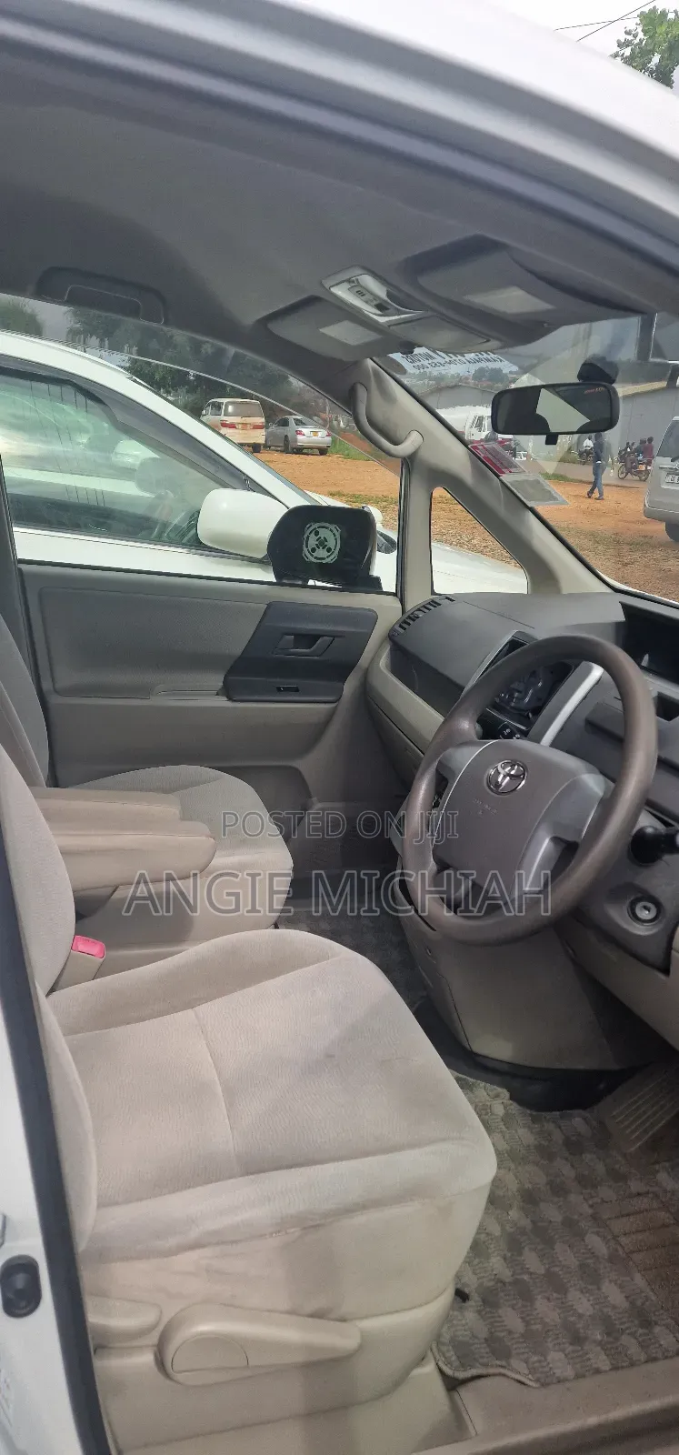 Toyota Noah 2.0 143hp AWD (8 Seater) 2011 Silver