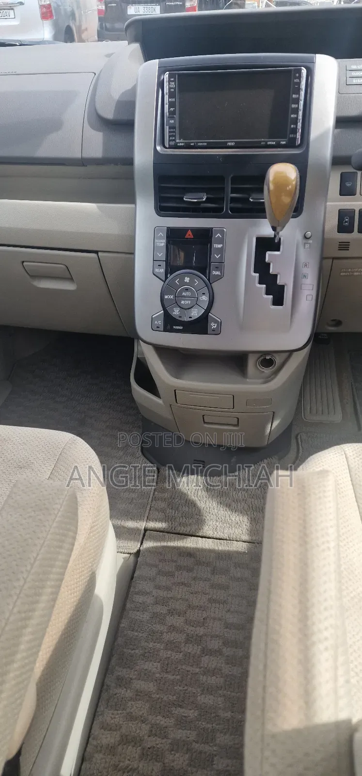 Toyota Noah 2.0 143hp AWD (8 Seater) 2011 Silver