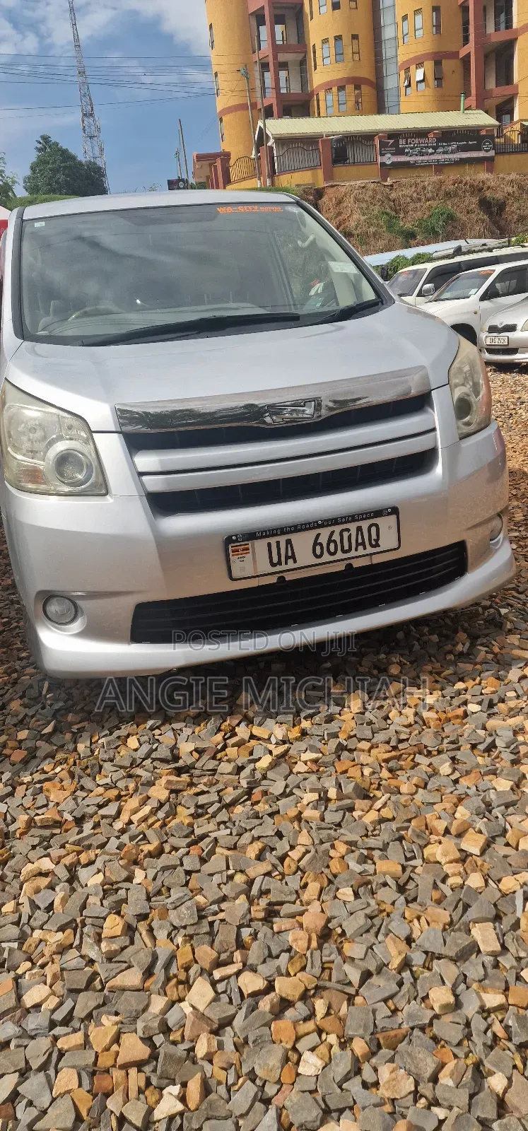 Toyota Noah 2.0 143hp AWD (8 Seater) 2011 Silver