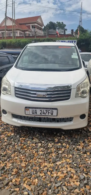 Toyota Noah 2010 White