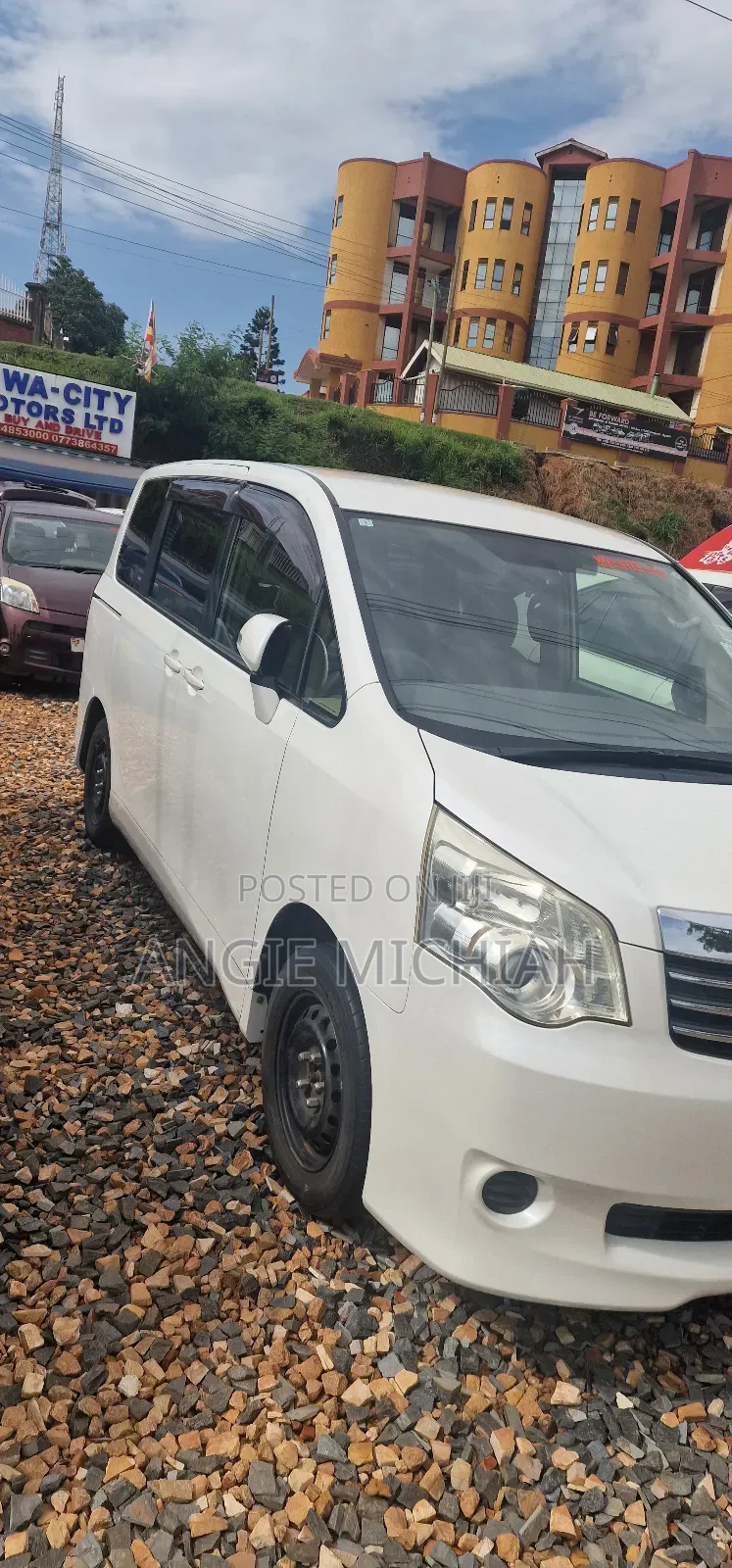 Toyota Noah 2010 White