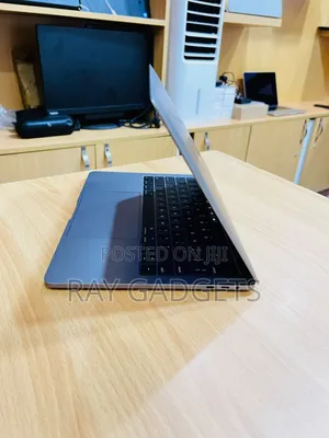 New Laptop Apple MacBook Pro 2016 8GB Intel Core i5 SSD 256GB