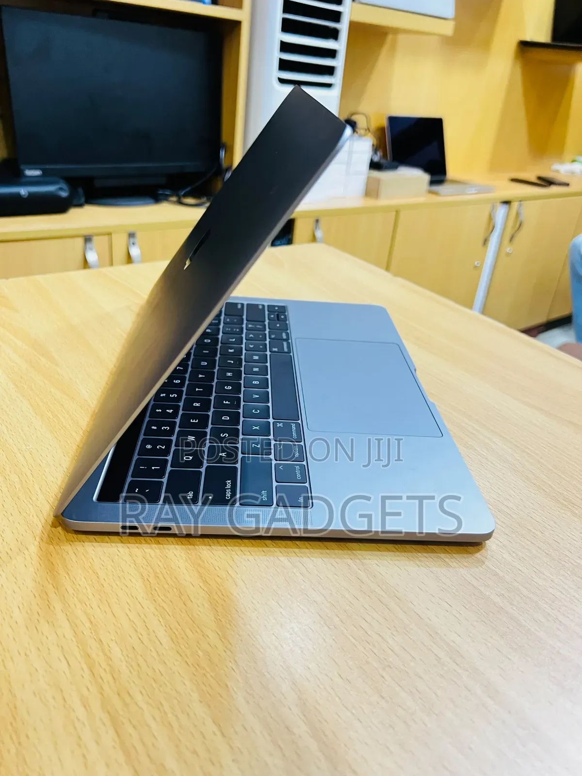 New Laptop Apple MacBook Pro 2016 8GB Intel Core i5 SSD 256GB