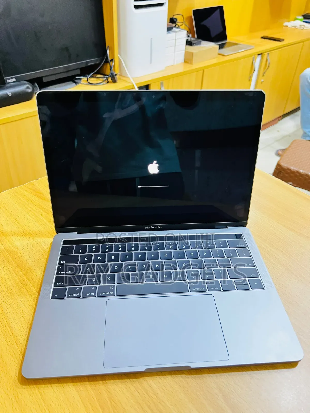 New Laptop Apple MacBook Pro 2016 8GB Intel Core i5 SSD 256GB