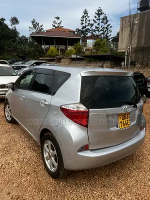 Toyota Ractis 1.5 FWD 2012 Silver
