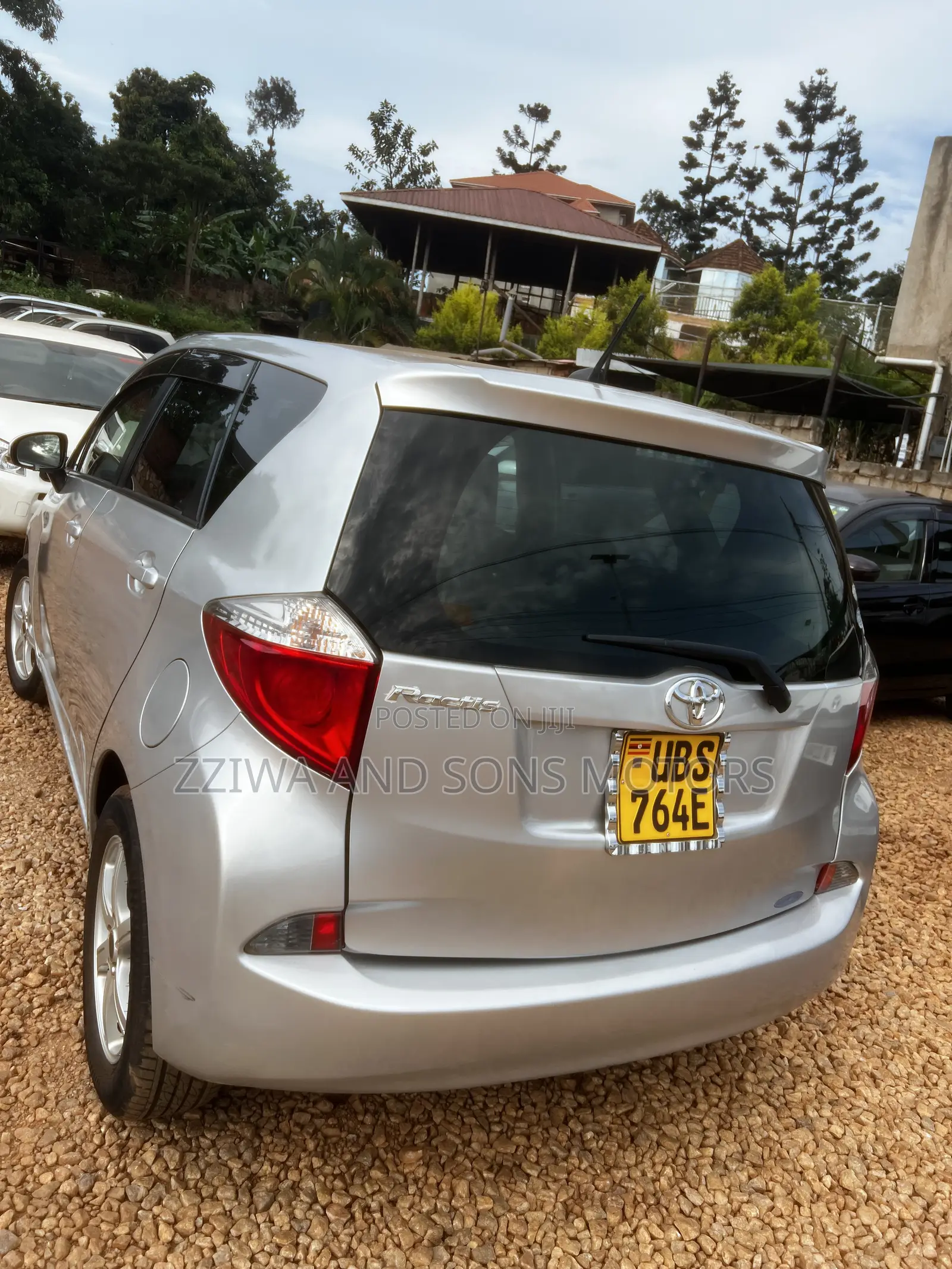 Toyota Ractis 1.5 FWD 2012 Silver