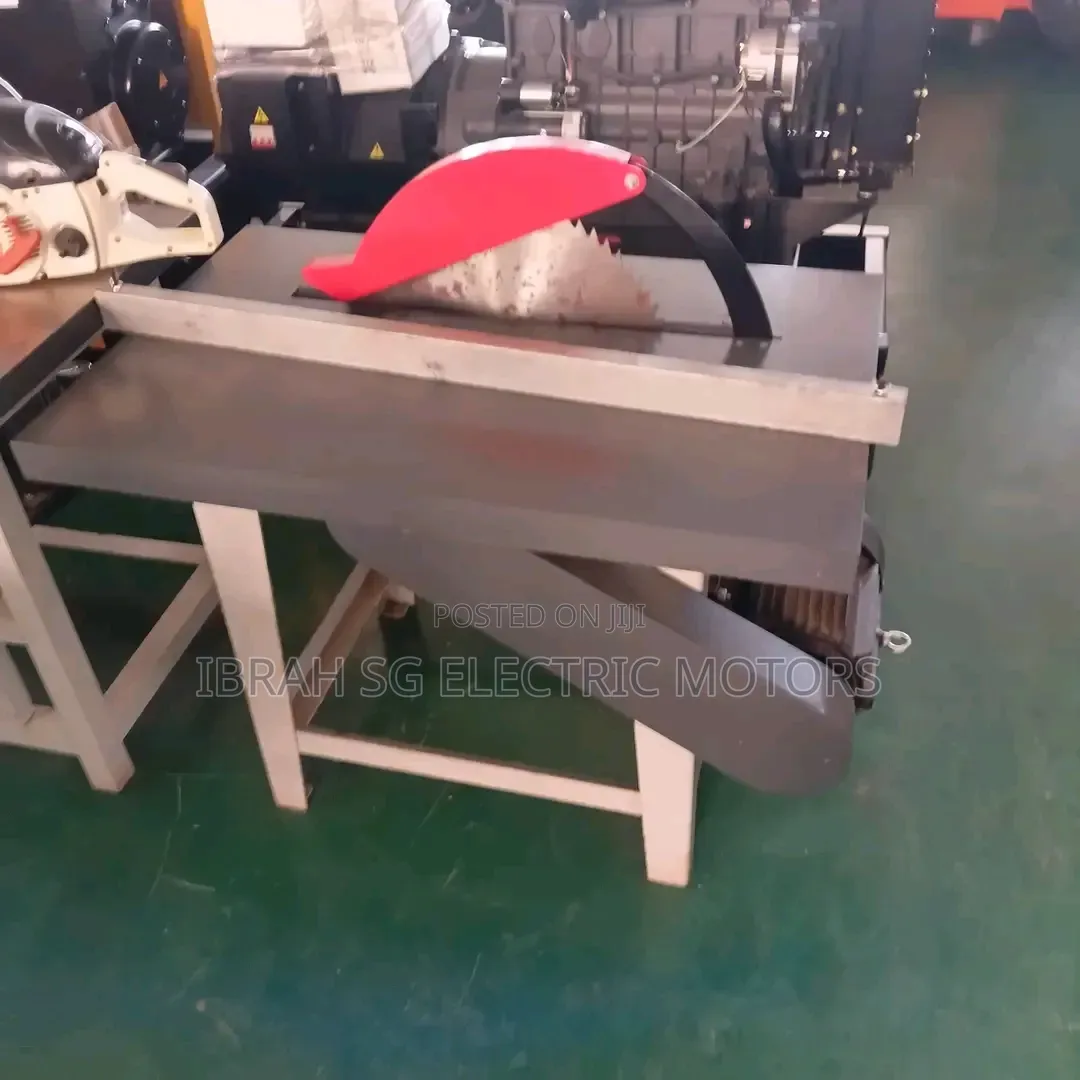Wood Working Machine With Circular Saw