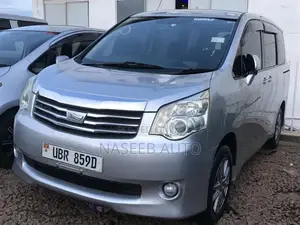 Toyota Noah 2011 Silver