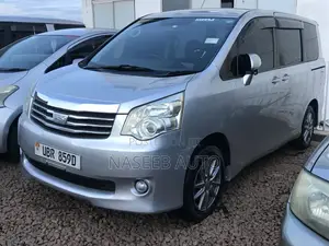 Toyota Noah 2011 Silver