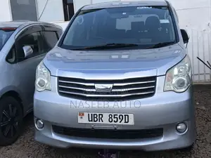 Toyota Noah 2011 Silver