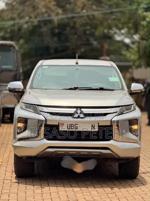 Mitsubishi L200 2022 Silver