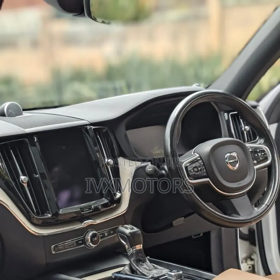 Volvo XC60 T5 Momentum AWD 2018 White