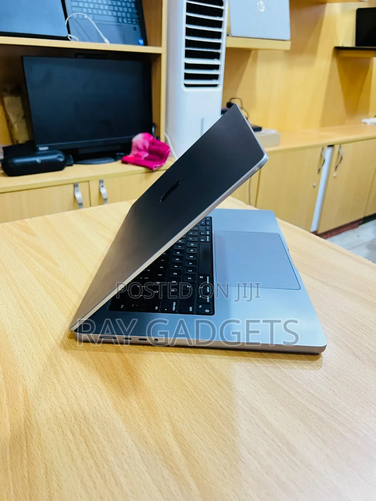 New Laptop Apple MacBook Pro 2021 M1 Max 16GB Apple M1 Max SSD 512GB