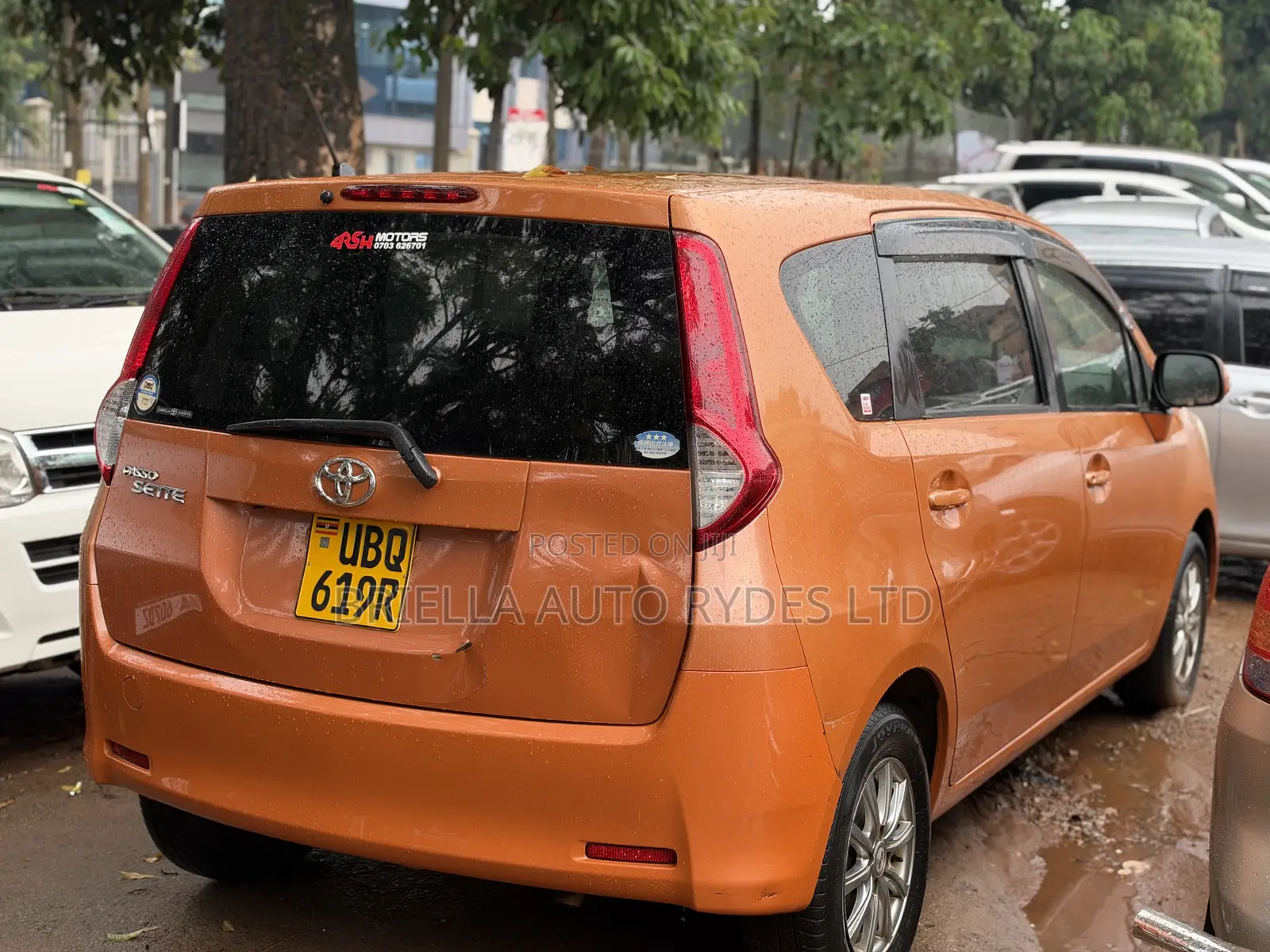 Toyota Passo Sette 2010 Orange