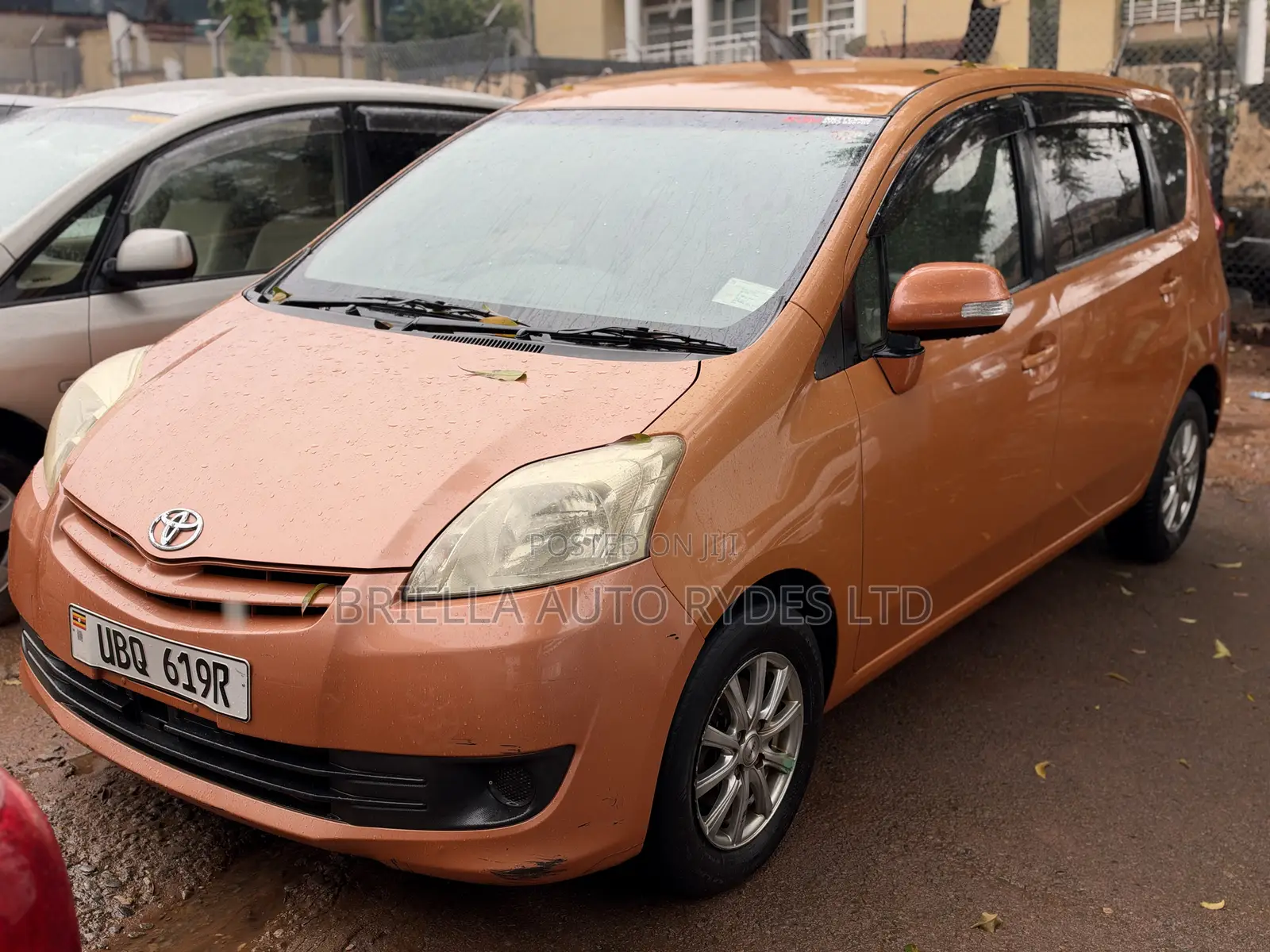 Toyota Passo Sette 2010 Orange