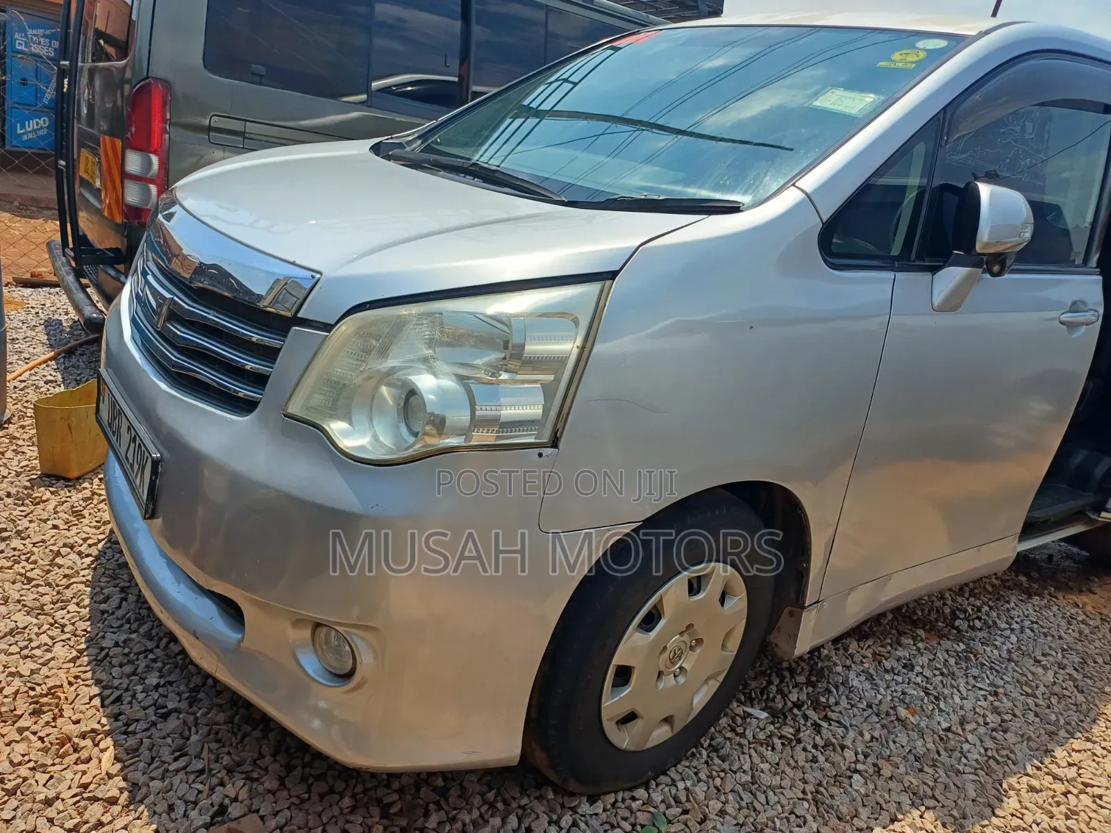 Toyota Noah 2013 Silver