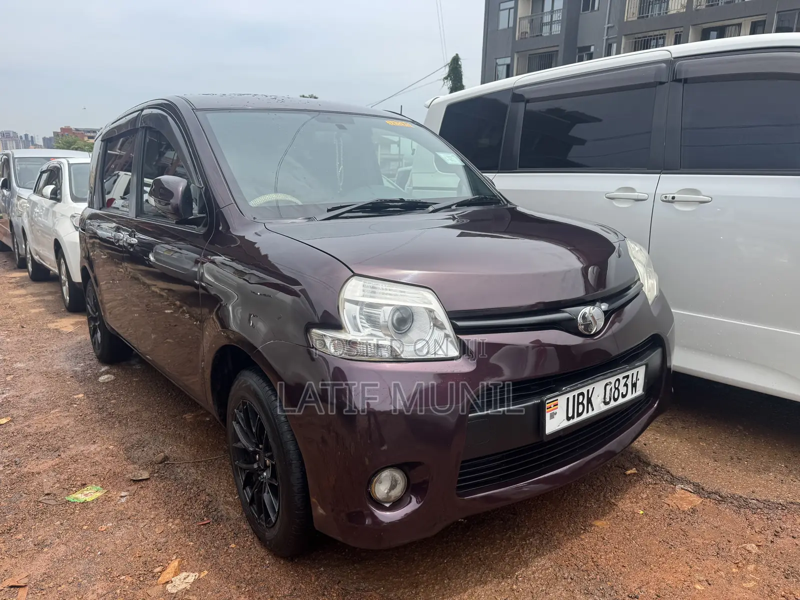 Toyota Sienta 1.5 AWD 2012 Maroon