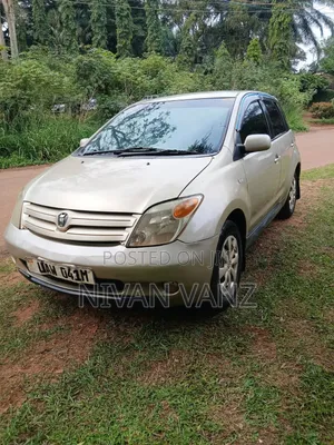 Toyota IST 2003 Gold