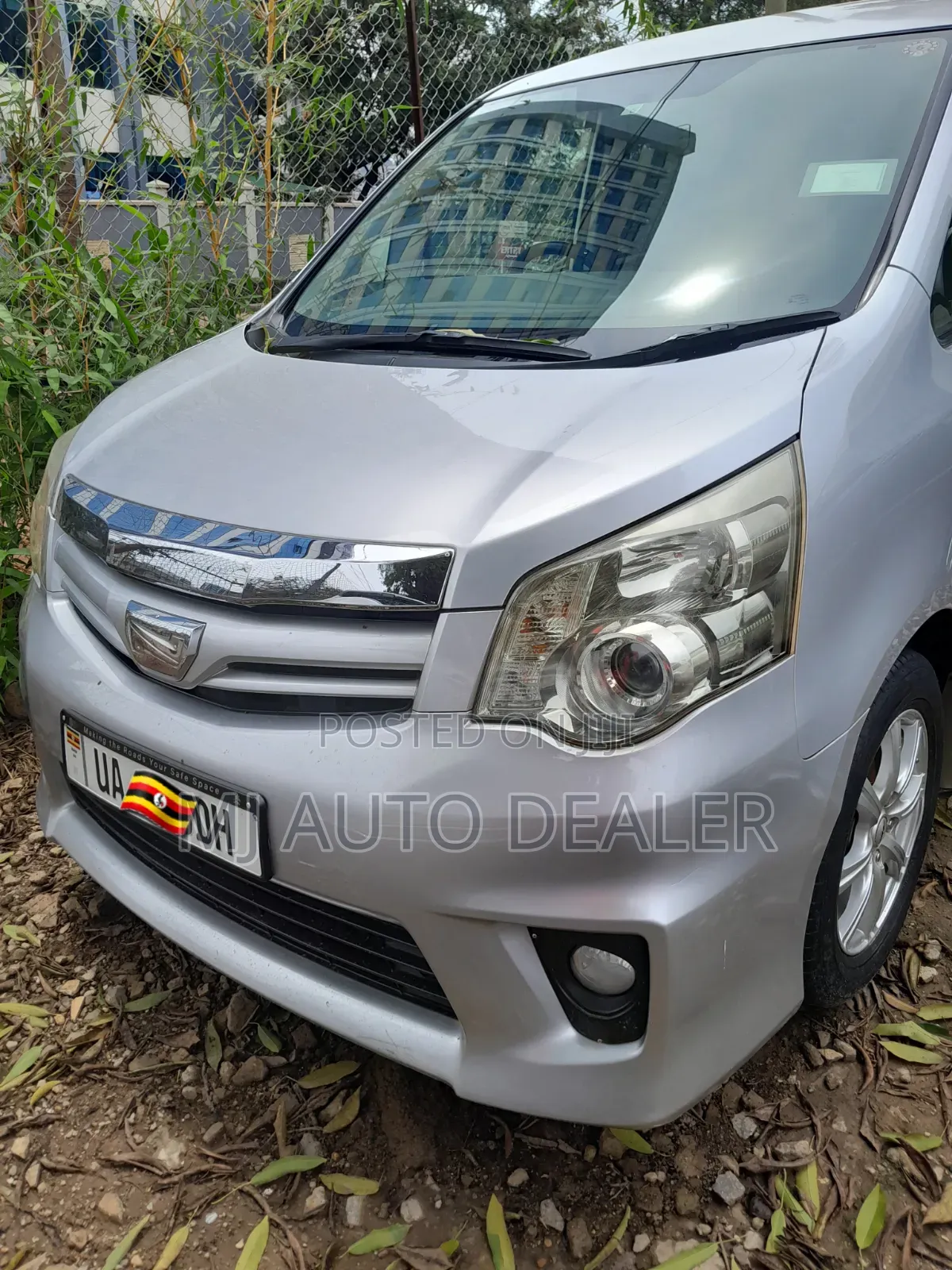 Toyota Noah 2.0 158hp AWD (8 Seater) 2013 Silver