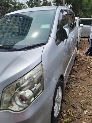 Toyota Noah 2.0 158hp AWD (8 Seater) 2013 Silver